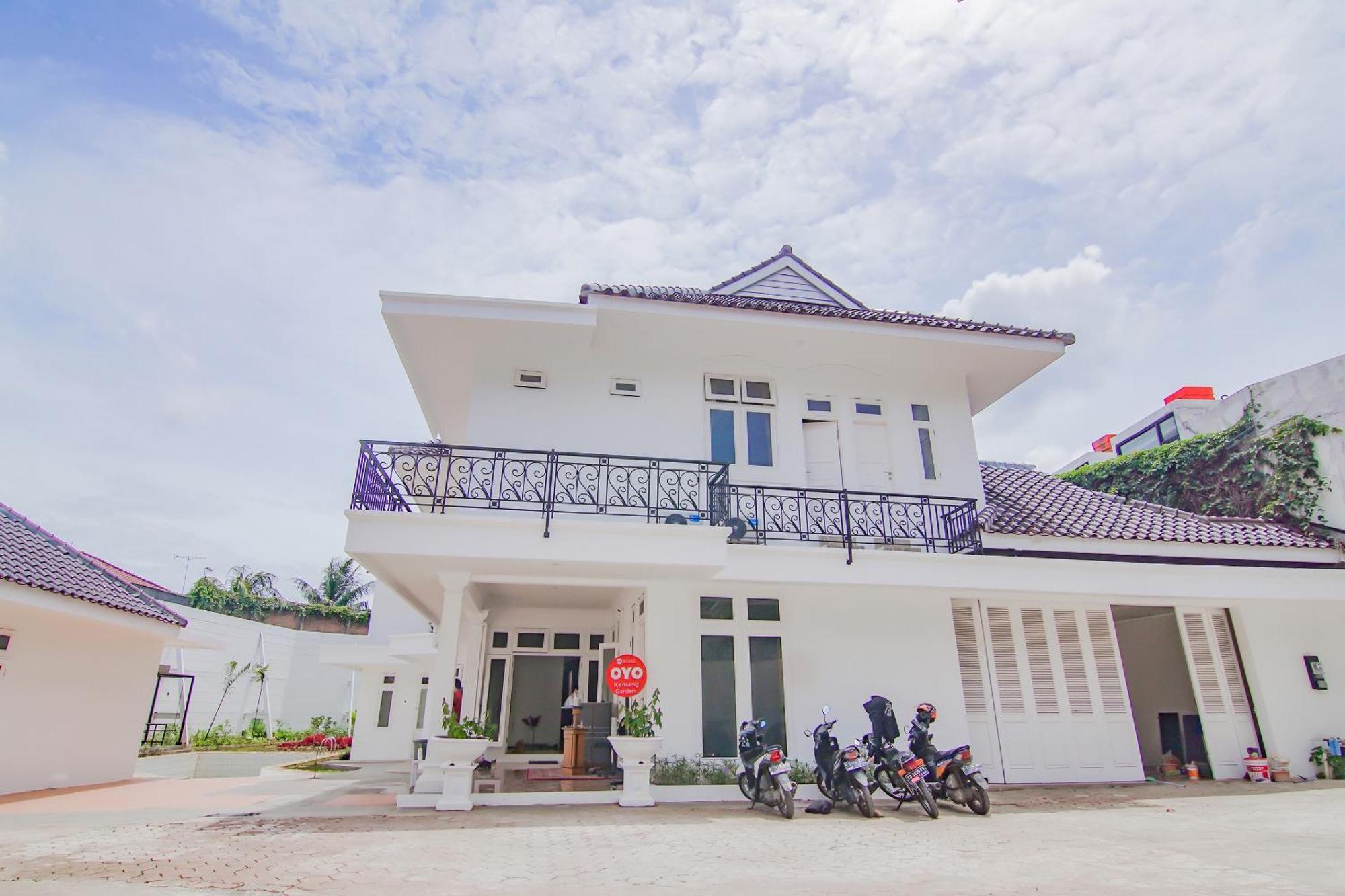 Super Oyo Capital O 90342 Kemang Garden Hotel Jakarta Buitenkant foto